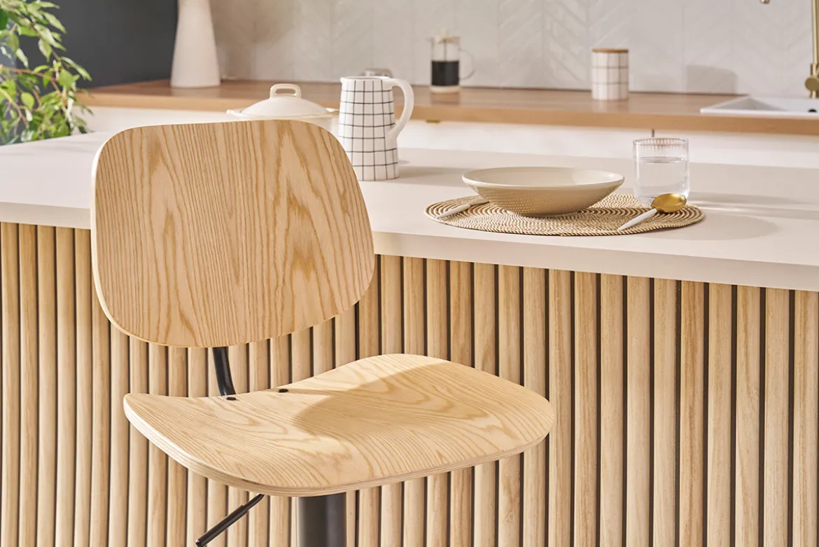 Tabouret de bar relevable bois clair et métal noir TOBIAS