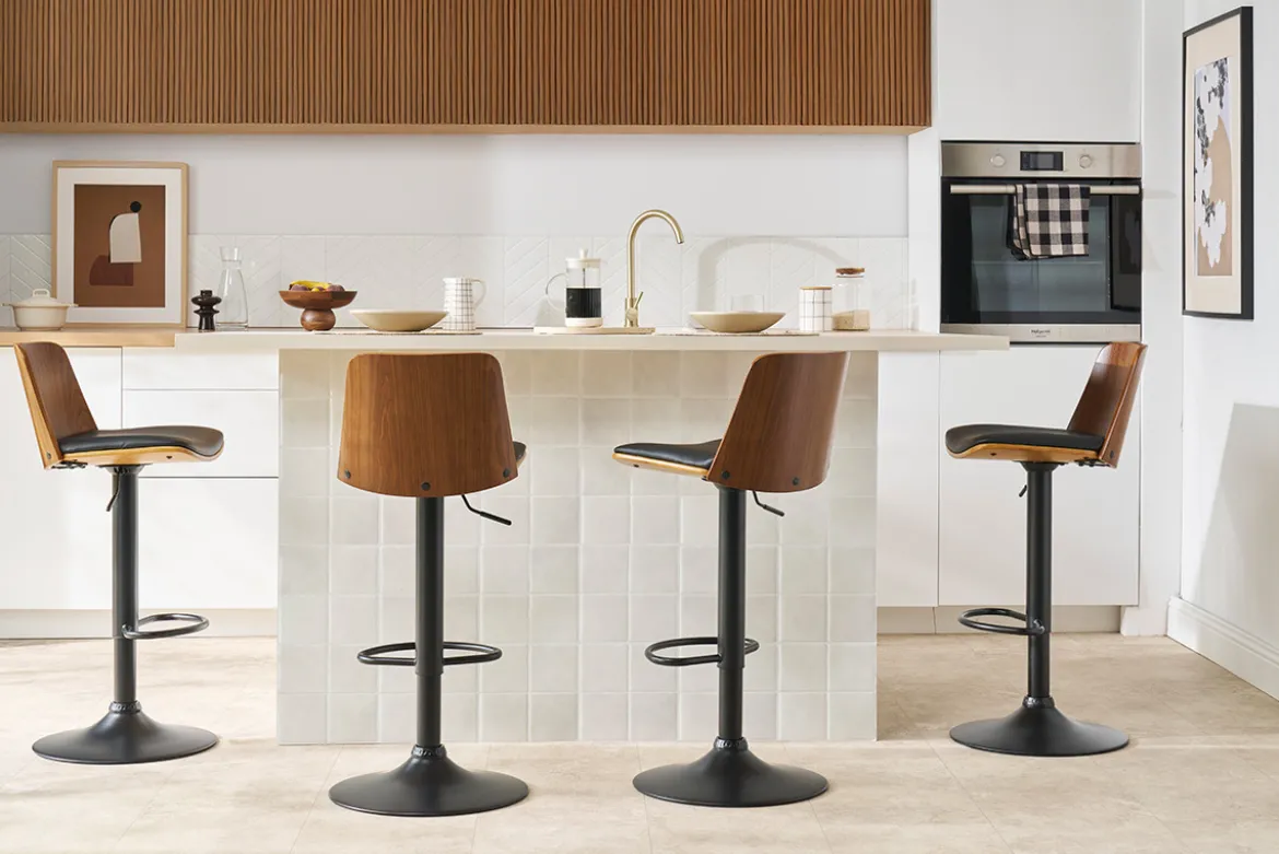 Tabouret de bar réglable blanc, bois clair et pied chromé DOA