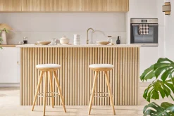 Tabouret de bar scandinave blanc et bois clair 65 cm NORDECO