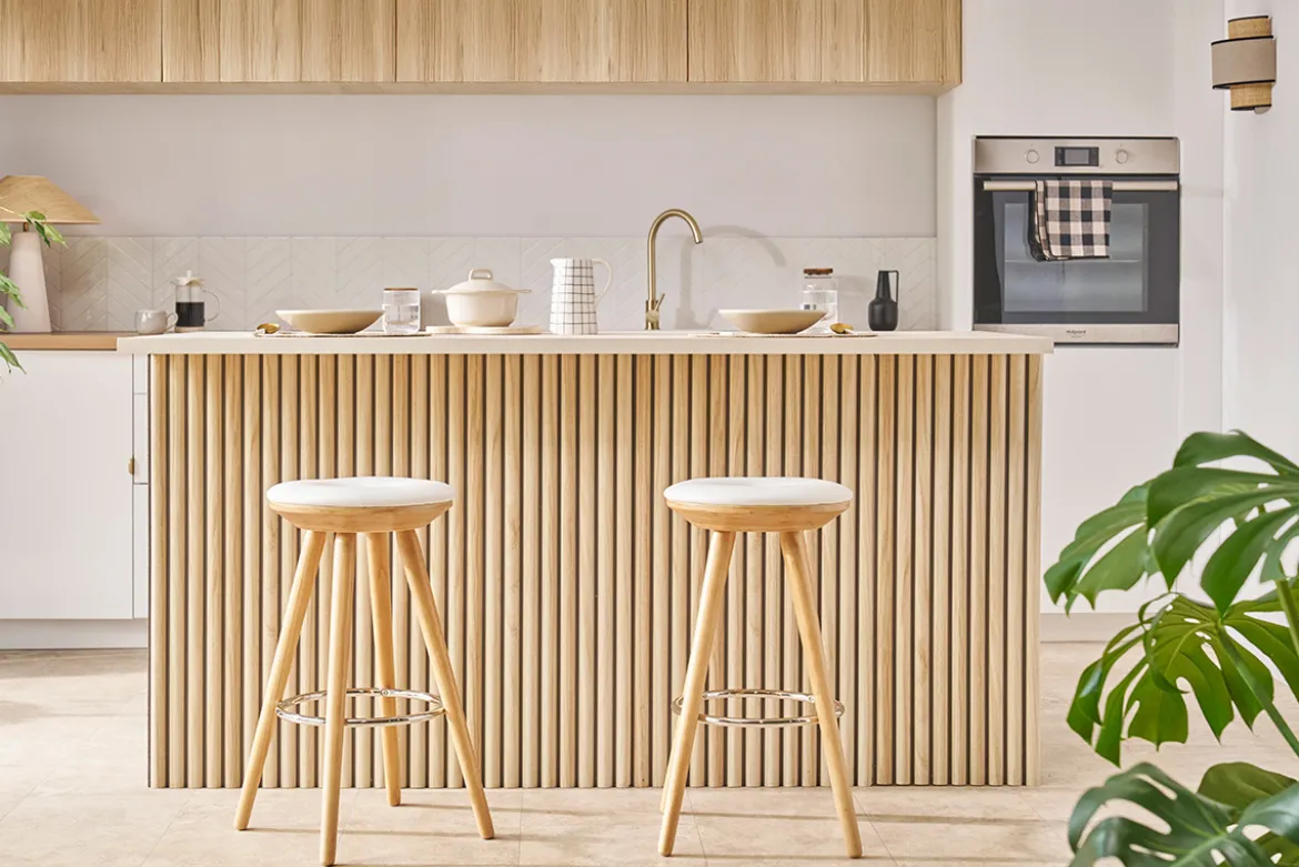 Tabouret de bar scandinave blanc et bois clair 65 cm NORDECO