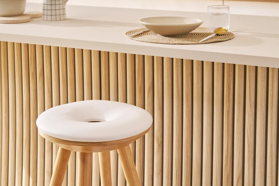 Tabouret de bar scandinave blanc et bois clair 65 cm NORDECO