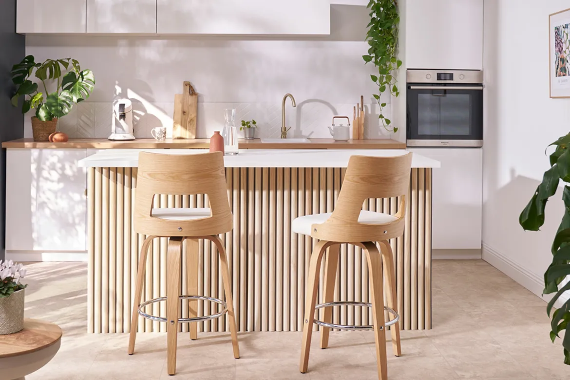 Tabouret de bar scandinave pivotant blanc et bois clair GARBO