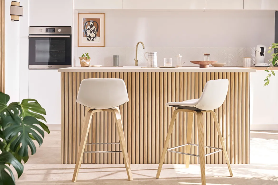 Tabourets de bar design blanc et bois clair H65 cm (lot de 2) NONIE