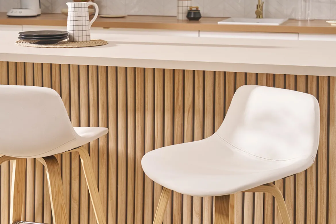 Tabourets de bar design blanc et bois clair H65 cm (lot de 2) NONIE