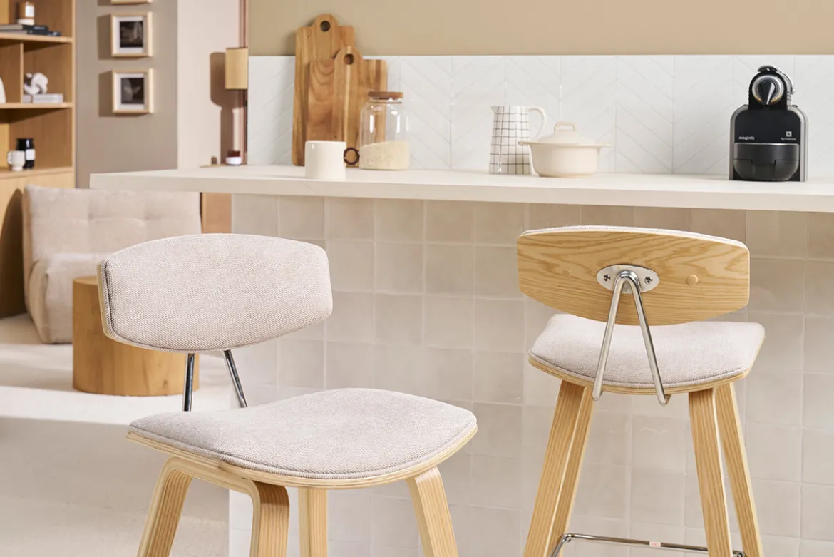 Tabourets de bar design en tissu effet velours texturé beige et bois clair H69 cm (lot de 2) VASCO