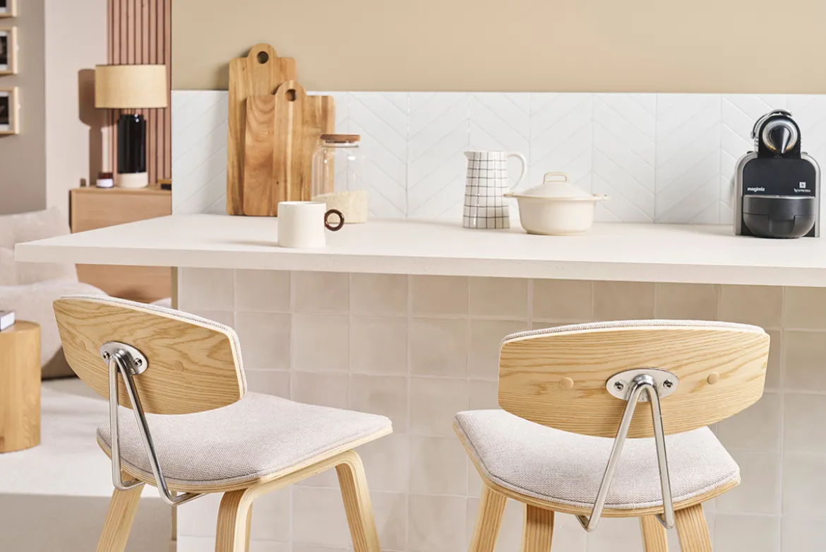 Tabourets de bar design en tissu effet velours texturé beige et bois clair H69 cm (lot de 2) VASCO
