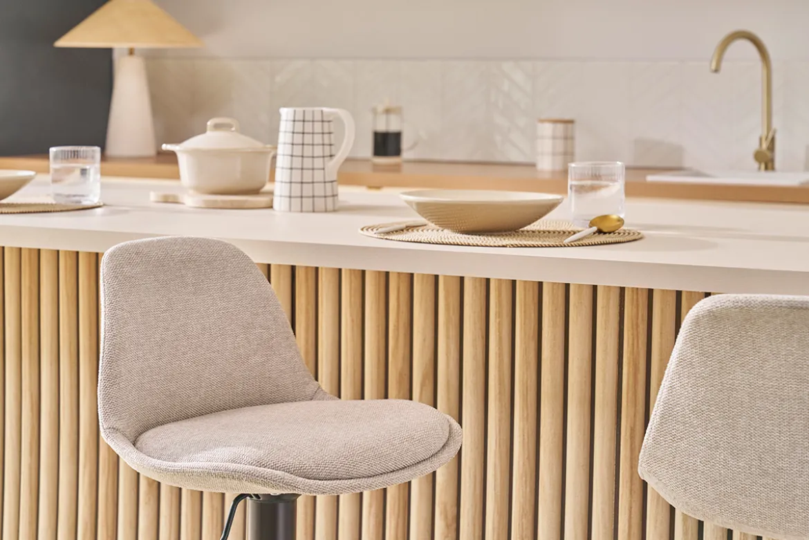 Tabourets de bar design en tissu effet velours texturé beige (lot de 2) STEEVY