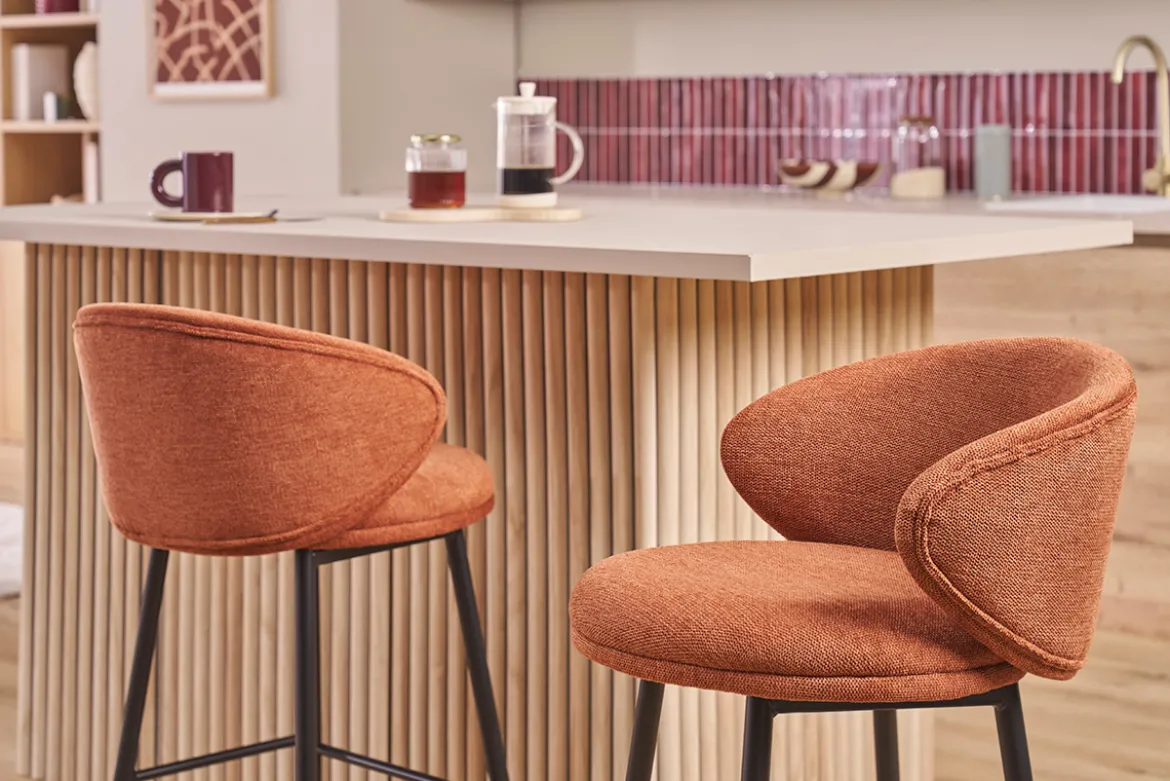 Tabourets de bar design en tissu effet velours texturé terre brûlée et métal noir (lot de 2) ROSALIE