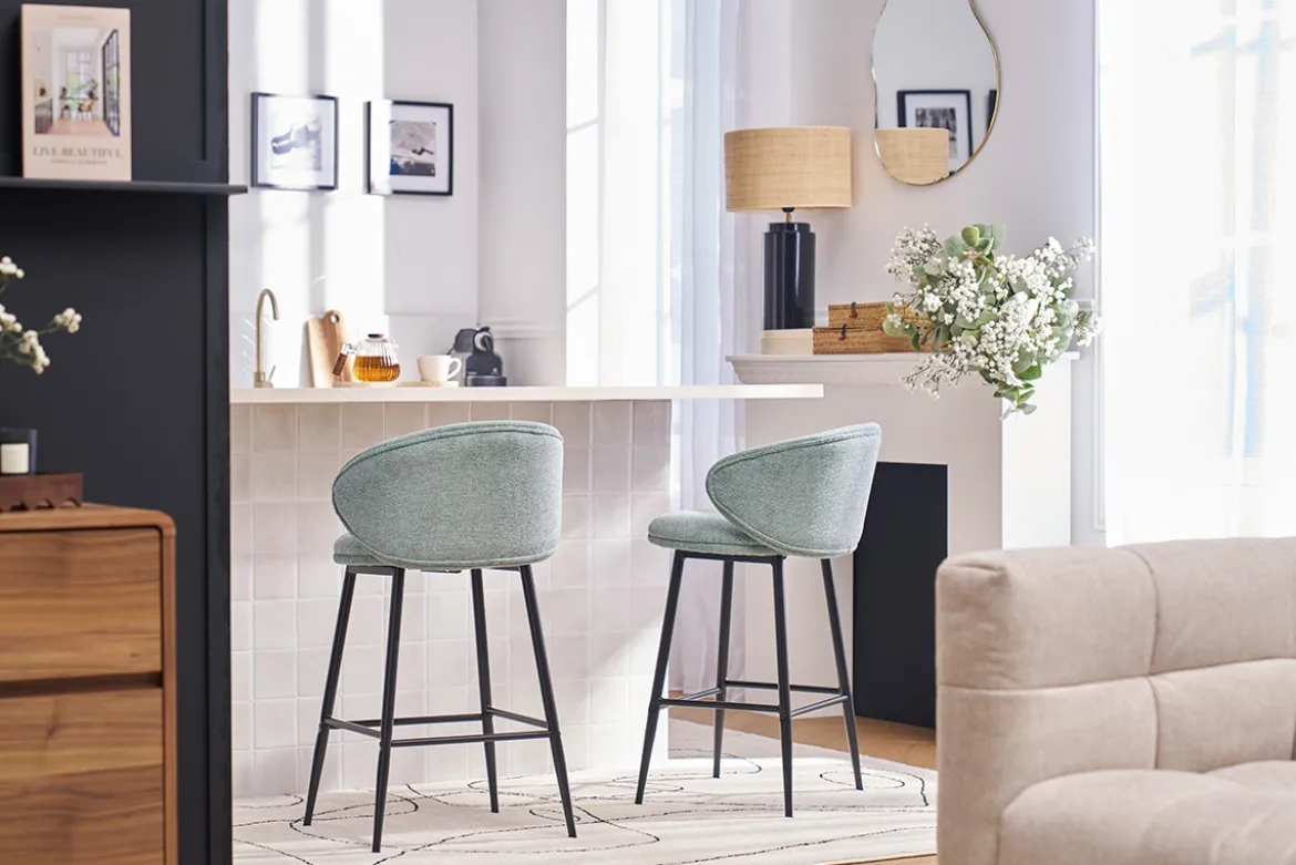 Tabourets de bar design en tissu effet velours texturé vert céladon et métal noir (lot de 2) ROSALIE