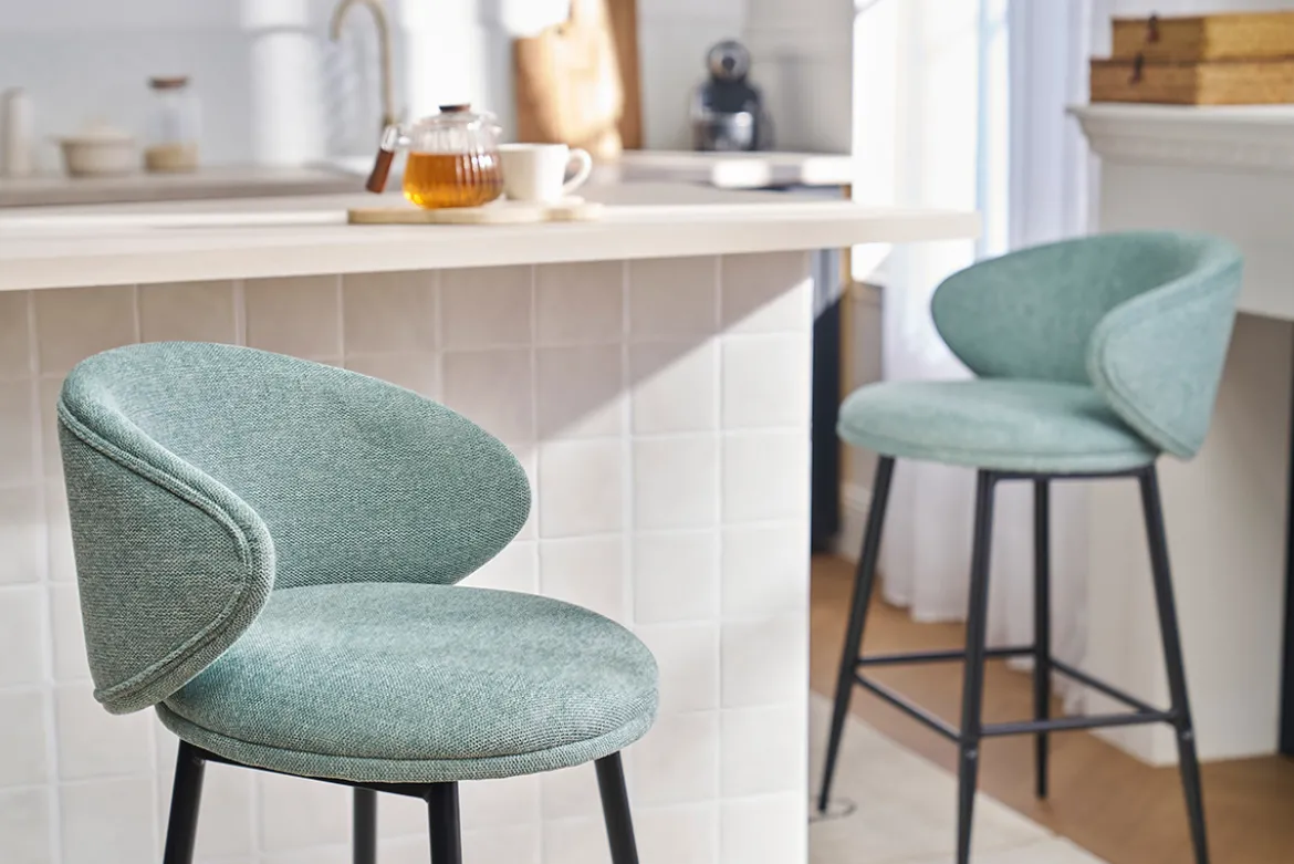 Tabourets de bar design en tissu effet velours texturé vert céladon et métal noir (lot de 2) ROSALIE