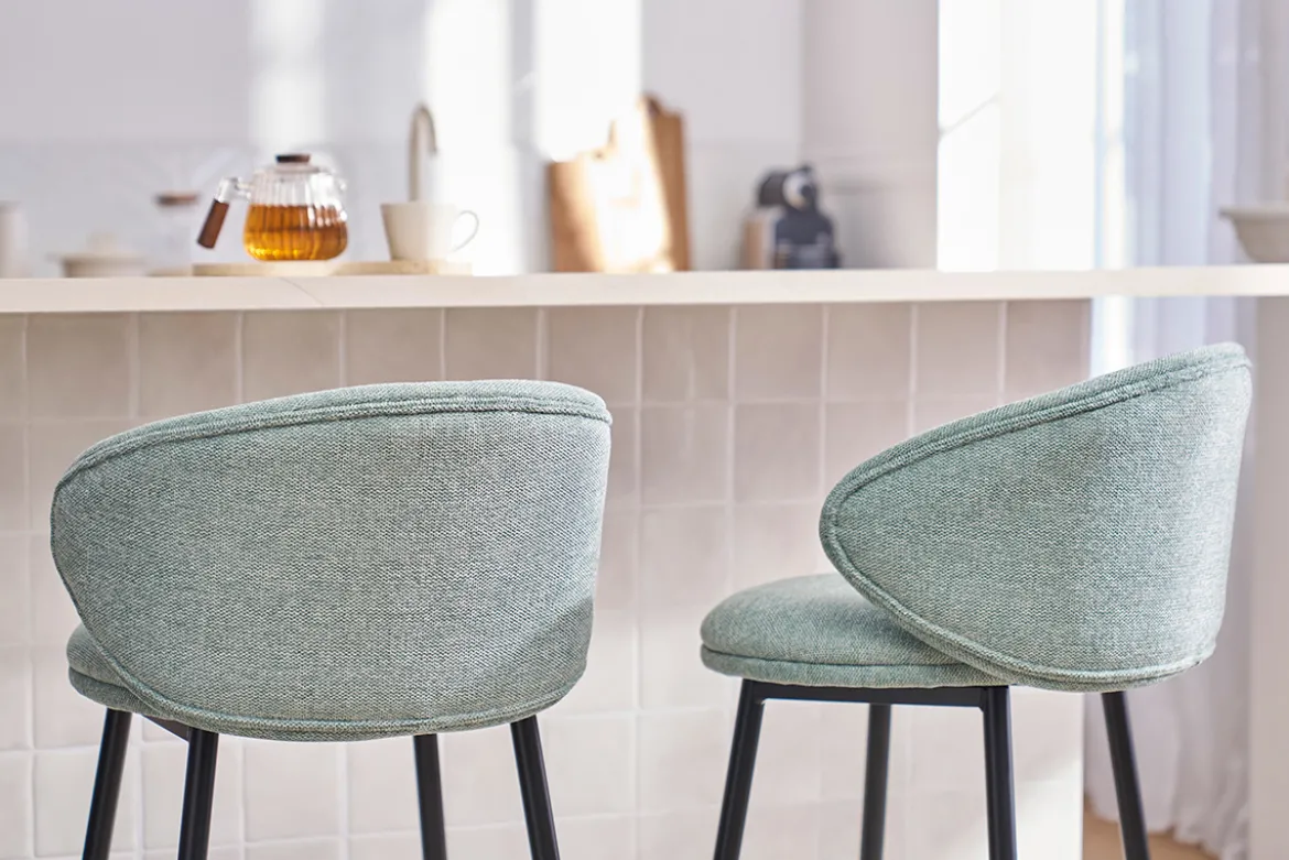 Tabourets de bar design en tissu effet velours texturé vert céladon et métal noir (lot de 2) ROSALIE