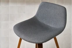Tabourets de bar design gris foncé et noyer H65 cm (lot de 2) NONIE