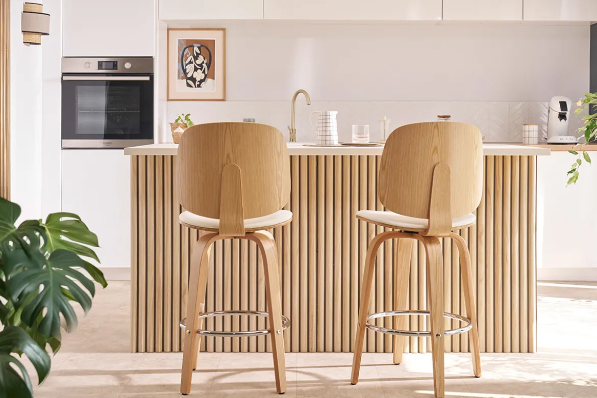 Tabourets de bar design pivotants blancs et bois clair H66 cm (lot de 2) BECK