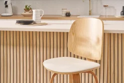 Tabourets de bar design pivotants blancs et bois clair H66 cm (lot de 2) BECK