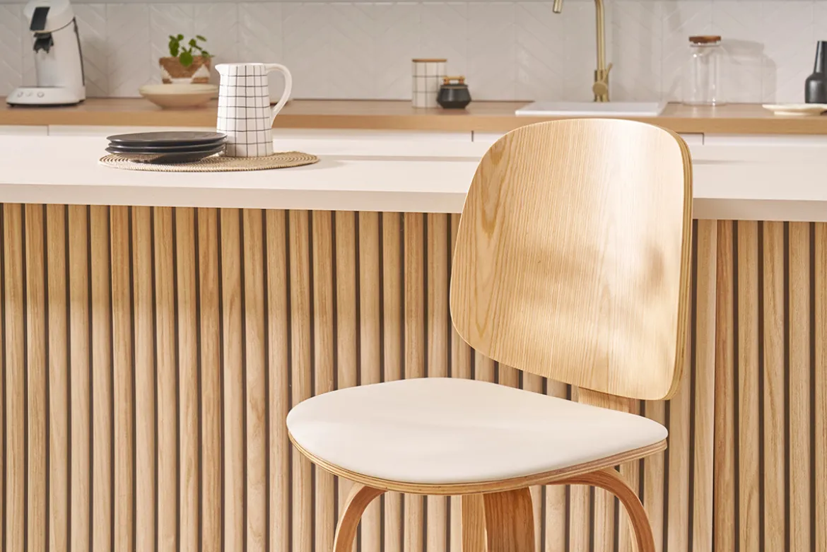 Tabourets de bar design pivotants blancs et bois clair H66 cm (lot de 2) BECK