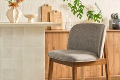 Tabourets de bar en tissu effet velours texturé gris et bois foncé H69 cm (lot de 2) TIEGA