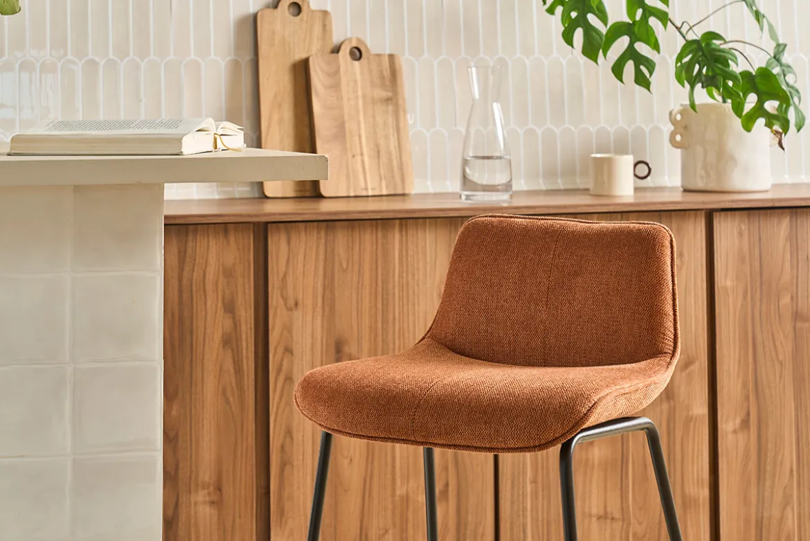 Tabourets de bar en tissu effet velours texturé terre brûlée et métal noir H65 cm (lot de 2) BOOST