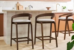 Tabourets de bar en tissu effet velours texturé gris et bois foncé H68 cm (lot de 2) PULSO