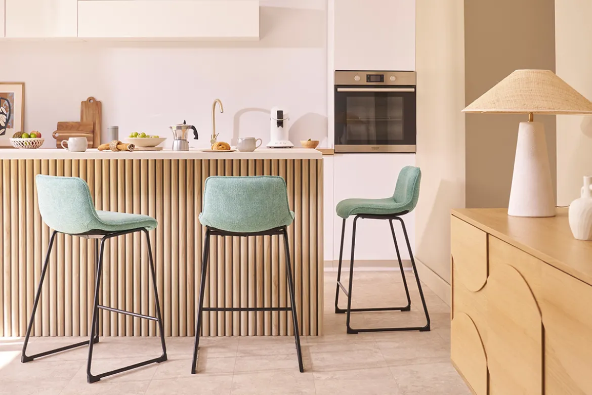 Tabourets de bar en tissu effet velours texturé vert céladon et métal noir H65 cm (lot de 2) BOOST