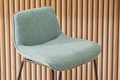 Tabourets de bar en tissu effet velours texturé vert céladon et métal noir H65 cm (lot de 2) BOOST