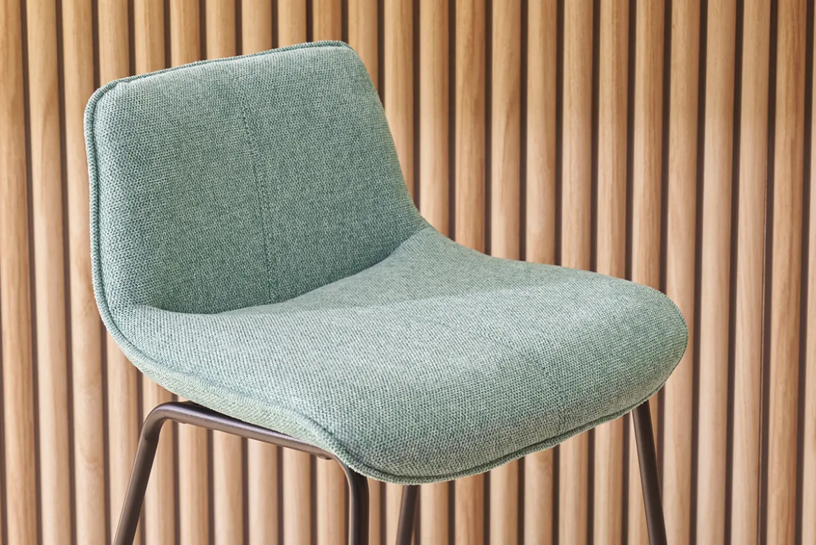 Tabourets de bar en tissu effet velours texturé vert céladon et métal noir H65 cm (lot de 2) BOOST