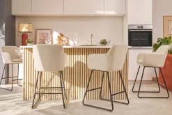 Tabourets de bar en tissu effet velours beige H65 cm (lot de 2) AMIKA