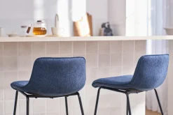 Tabourets de bar en tissu effet velours texturé bleu foncé et métal H65 cm (lot de 2) BOOST