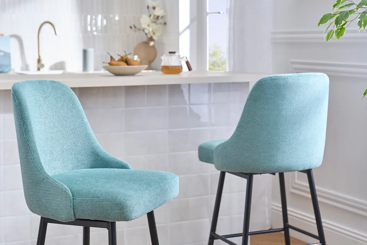 Tabourets de bar pivotants 360° en tissu chenille vert céladon et métal H66 cm (lot de 2) HASTA