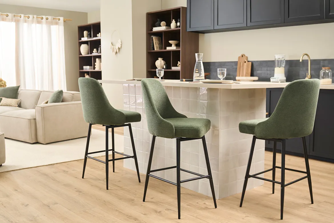 Tabourets de bar pivotants 360° en tissu chenille vert kaki et métal H66 cm (lot de 2) HASTA
