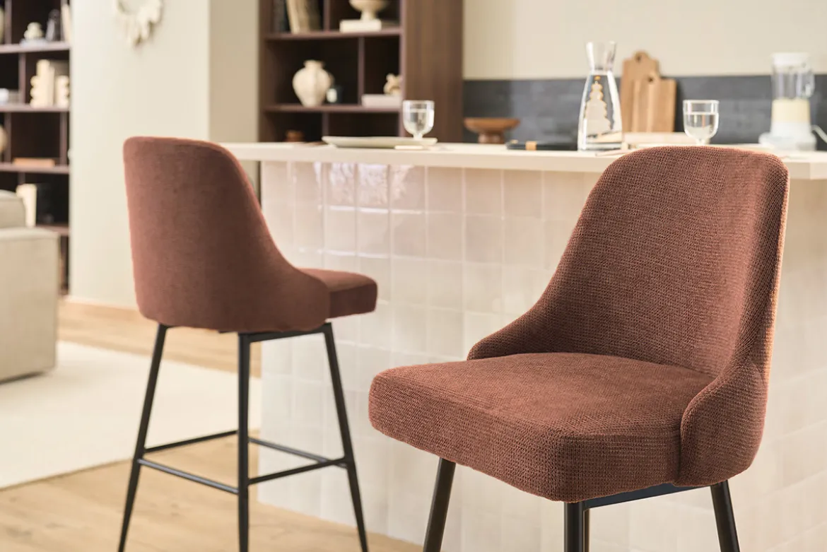 Tabourets de bar pivotants 360° en tissu chenille terre brûlée et métal H66 cm (lot de 2) HASTA