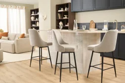 Tabourets de bar pivotants 360° en tissu chenille beige et métal H66 cm (lot de 2) HASTA
