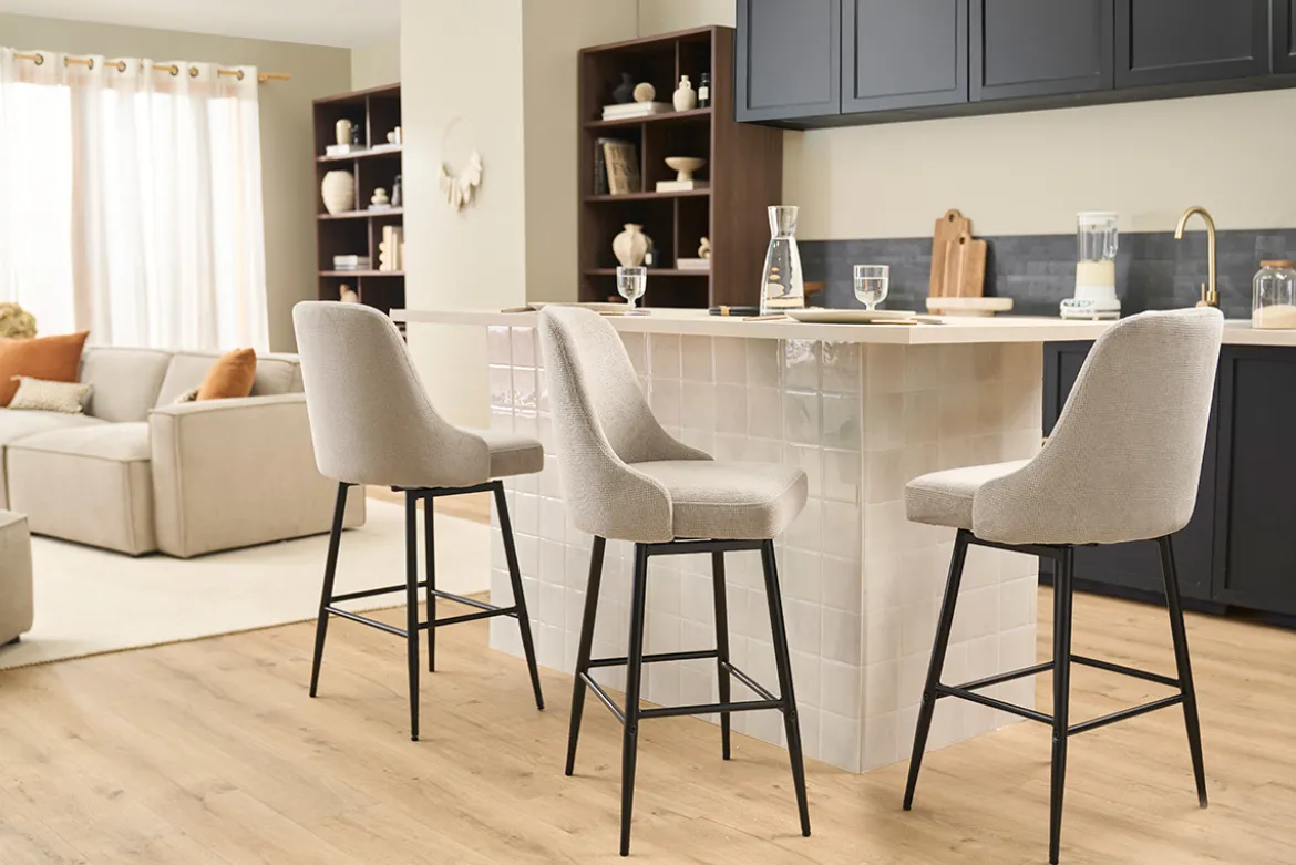Tabourets de bar pivotants 360° en tissu chenille beige et métal H66 cm (lot de 2) HASTA