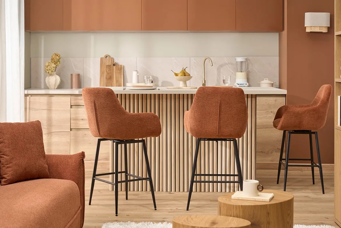 Tabourets de bar pivotants 360° en tissu effet velours texturé terre brûlée et métal H65.5 cm (lot de 2) ALESS
