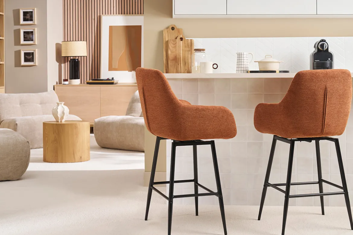 Tabourets de bar pivotants 360° en tissu effet velours texturé terre brûlée et métal H65.5 cm (lot de 2) ALESS