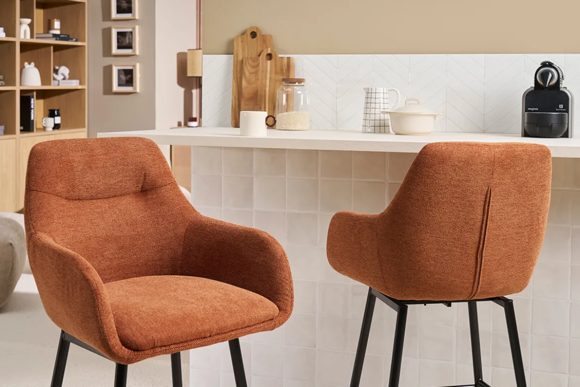 Tabourets de bar pivotants 360° en tissu effet velours texturé terre brûlée et métal H65.5 cm (lot de 2) ALESS