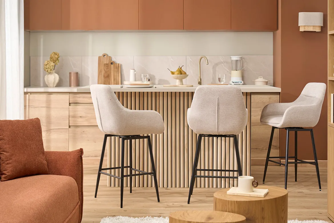 Tabourets de bar pivotants 360° en tissu effet velours texturé beige et métal H65.5 cm (lot de 2) ALESS