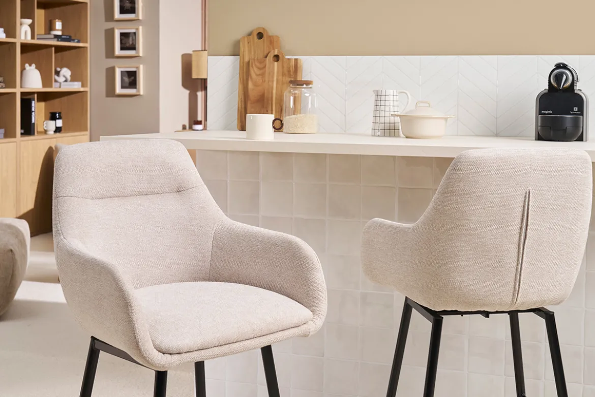 Tabourets de bar pivotants 360° en tissu effet velours texturé beige et métal H65.5 cm (lot de 2) ALESS