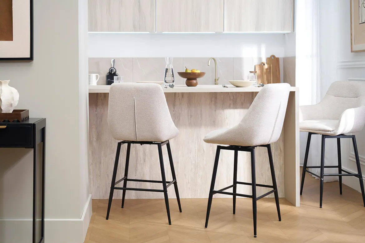 Tabourets de bar pivotants 360° en tissu effet velours texturé beige et métal H66 cm (lot de 2) ALESS