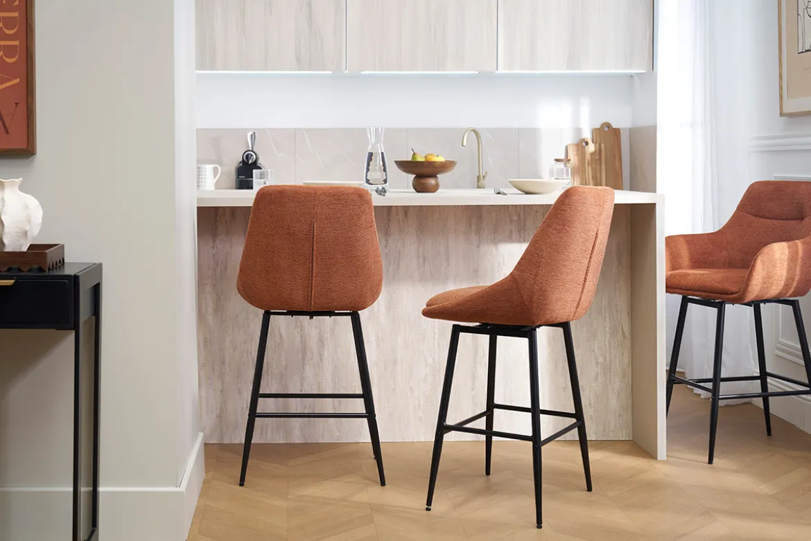 Tabourets de bar pivotants 360° en tissu effet velours texturé terre brûlée et métal H66 cm (lot de 2) ALESS