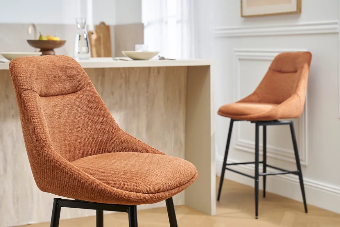 Tabourets de bar pivotants 360° en tissu effet velours texturé terre brûlée et métal H66 cm (lot de 2) ALESS