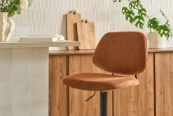 Tabourets de bar relevables design en tissu effet velours texturé terre brûlée et métal noir BARNET (lot de 2)