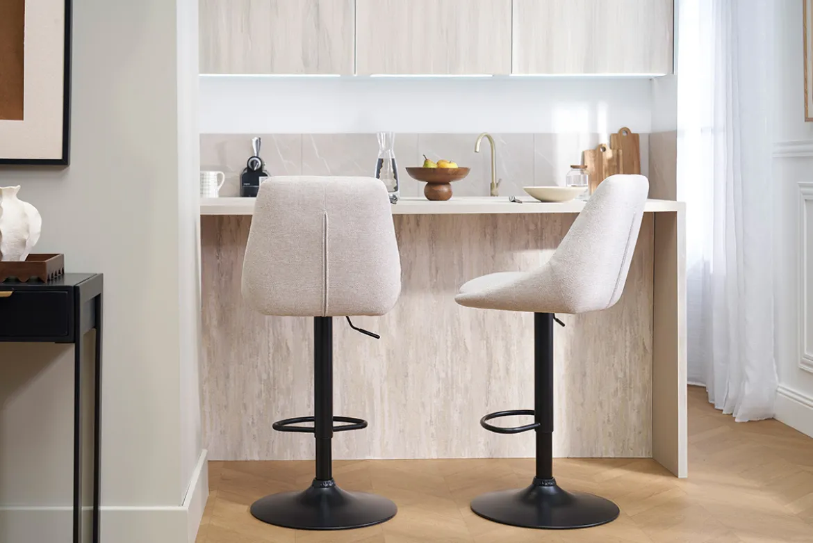 Tabourets de bar réglables pivotants 360° en tissu effet velours texturé beige et métal (lot de 2) ALESS