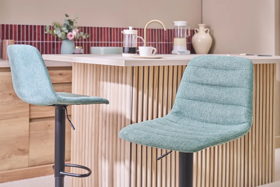 Tabourets de bar réglables pivotants 360° en tissu effet velours texturé céladon et métal (lot de 2) SAURY