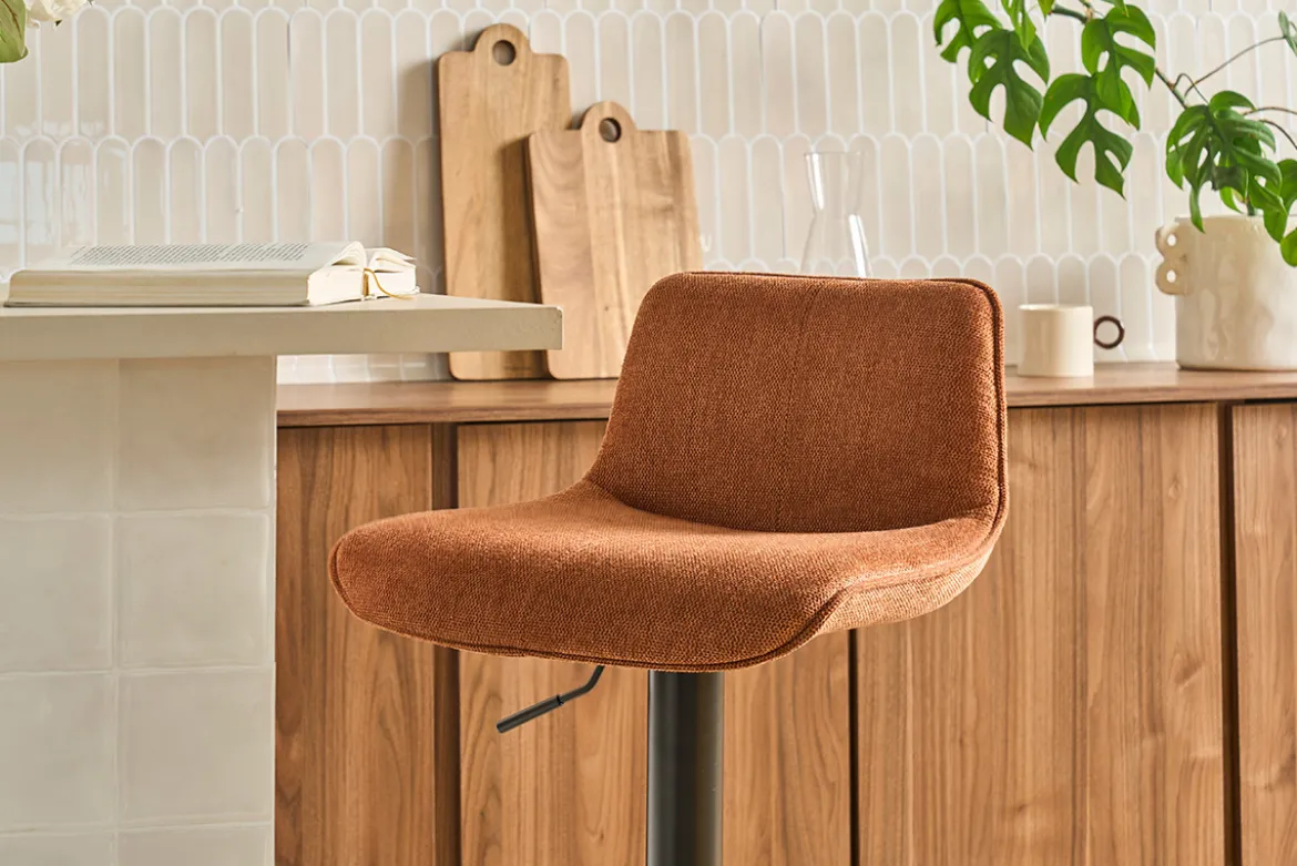 Tabourets de bar réglables pivotants 360° en tissu effet velours texturé terre brûlée et métal noir (lot de 2) BOOST