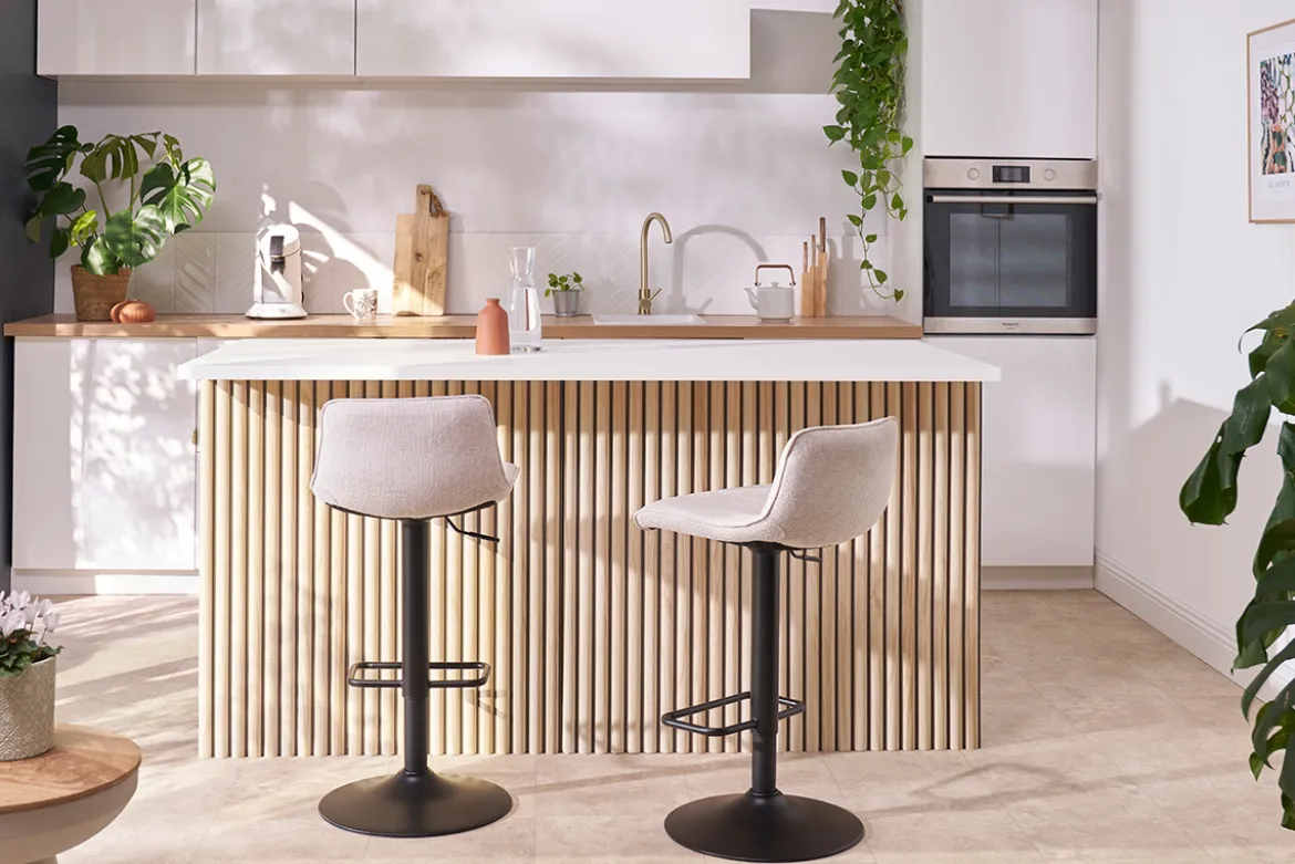 Tabourets de bar réglables pivotants 360° en tissu effet velours texturé beige et métal noir (lot de 2) BOOST