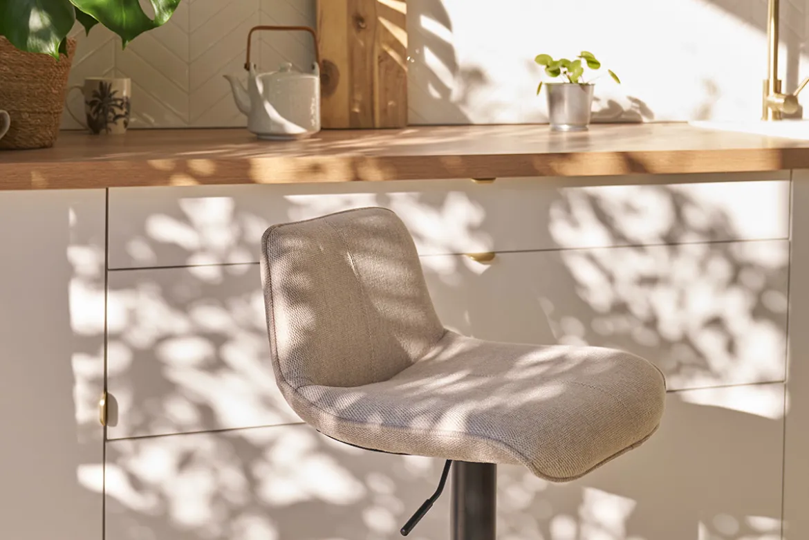 Tabourets de bar réglables pivotants 360° en tissu effet velours texturé beige et métal noir (lot de 2) BOOST
