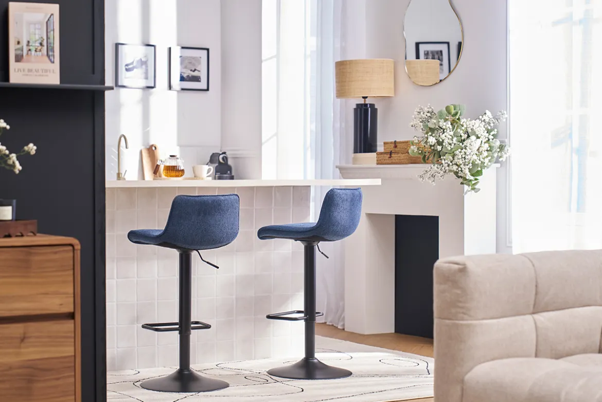 Tabourets de bar réglables pivotants 360° en tissu effet velours texturé bleu foncé et métal noir (lot de 2) BOOST