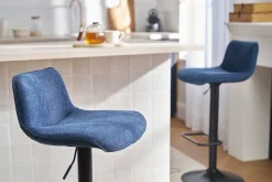 Tabourets de bar réglables pivotants 360° en tissu effet velours texturé bleu foncé et métal noir (lot de 2) BOOST