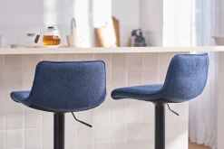 Tabourets de bar réglables pivotants 360° en tissu effet velours texturé bleu foncé et métal noir (lot de 2) BOOST