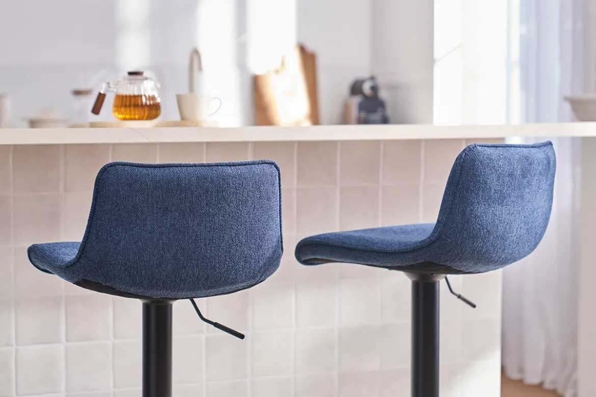 Tabourets de bar réglables pivotants 360° en tissu effet velours texturé bleu foncé et métal noir (lot de 2) BOOST
